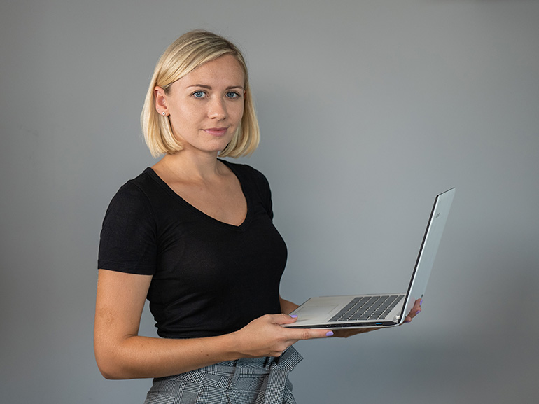 Nicole mit Laptop