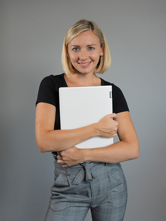 Die Webstrategin, Nicole, mit Laptop