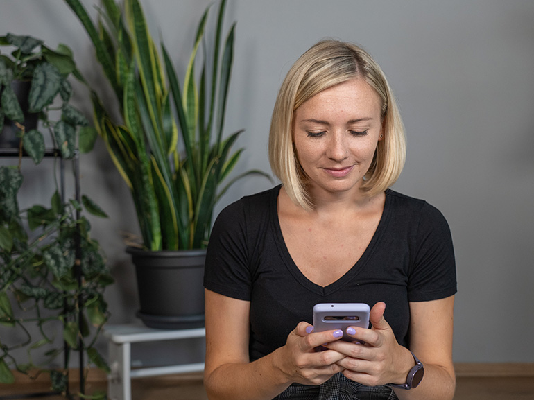 Nicole beim Social Media Check mit Smartphone in der Hand